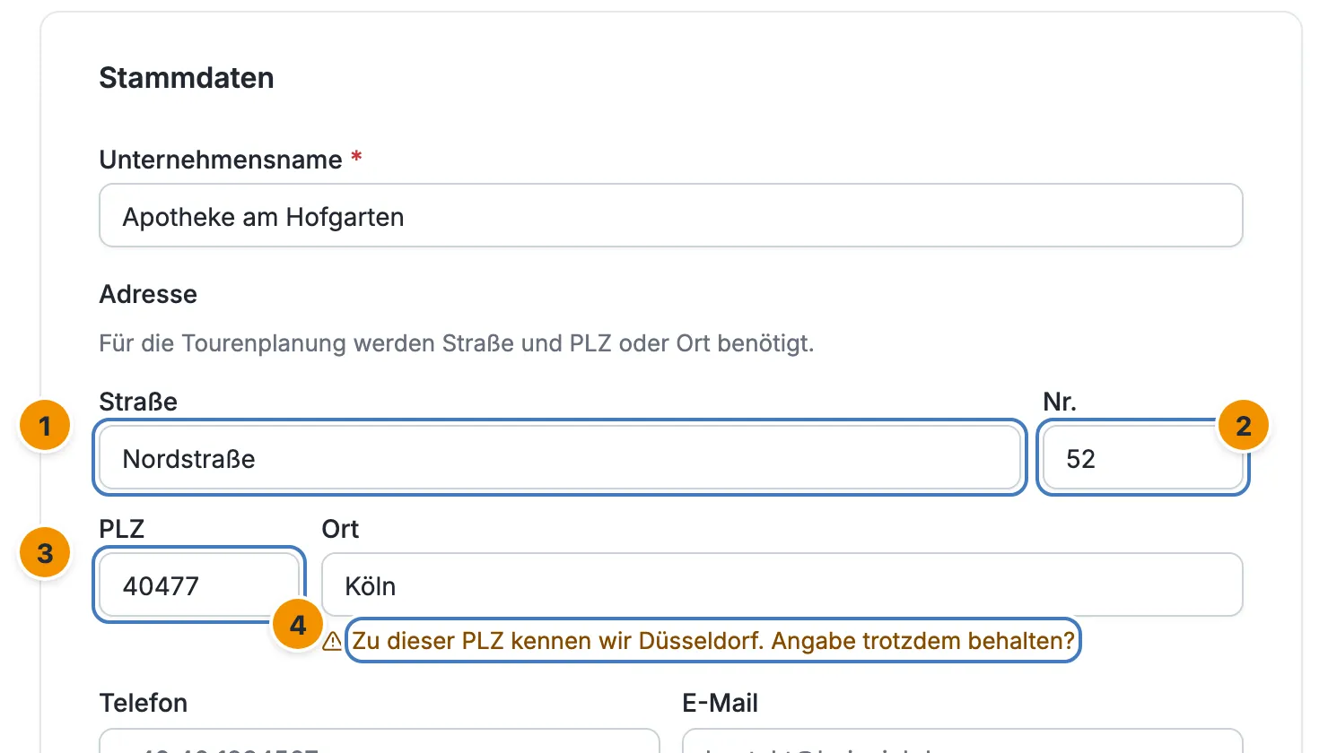 Das Adressfeld nach der Auswahl eines Vorschlags: Straße, Nr. und PLZ sind gefüllt, bei Ort steht Köln und darunter der Hinweis, dass zur PLZ Düsseldorf bekannt ist