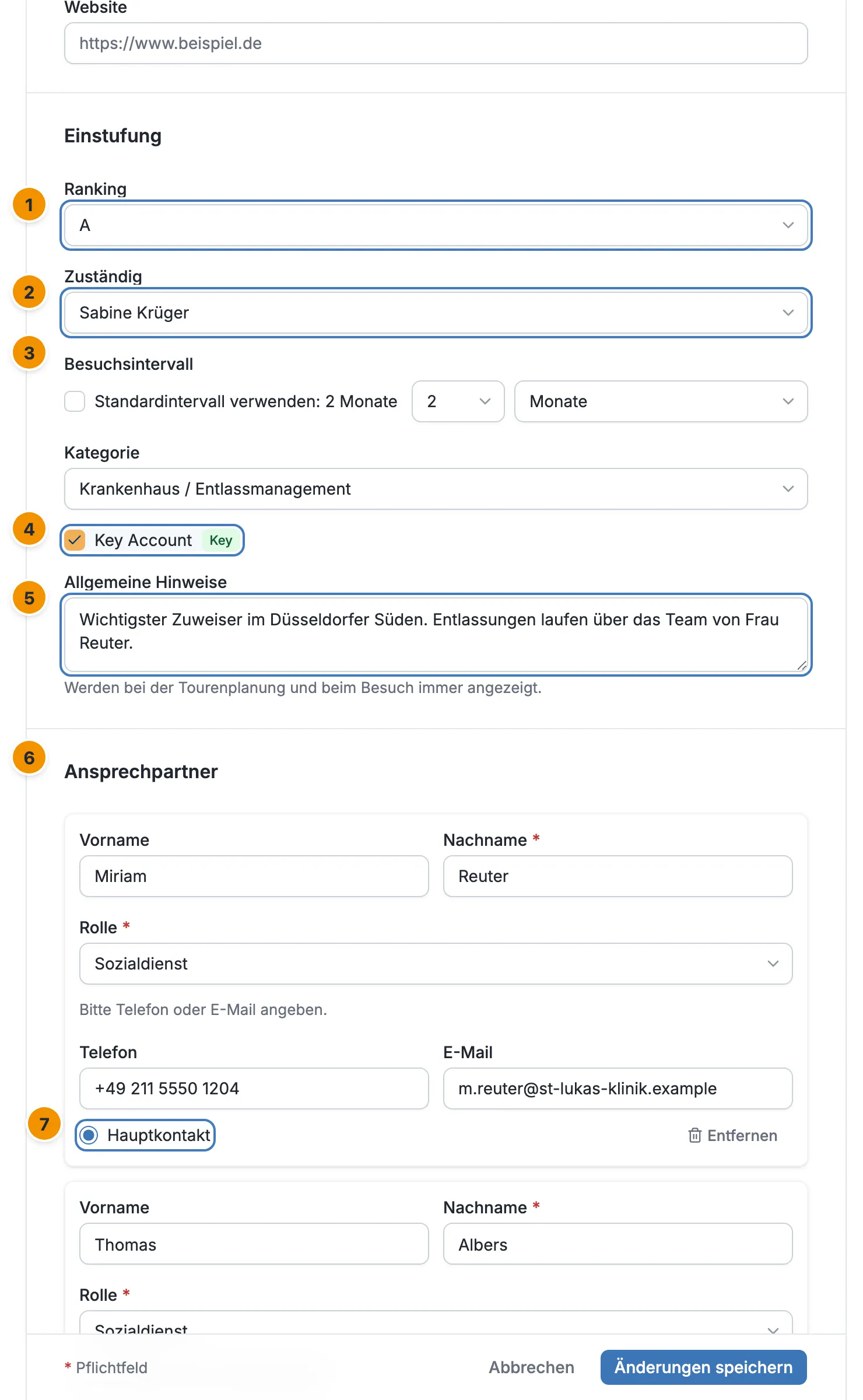 Die Abschnitte Einstufung und Ansprechpartner im Formular von St. Lukas-Klinik, mit nummerierten Feldern